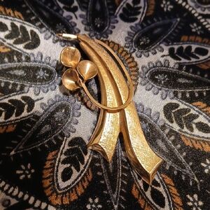 Elegant Gold Floral Brooch